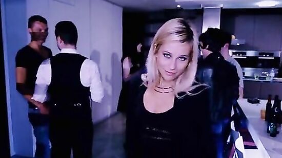 Пришла на вечеринку ради шампанского и секса