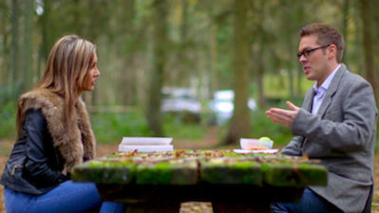 Ювелир в очках знакомится с гламурной девушкой в парке