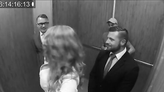 Два мужика трхают бабу в лифте, а третий просто смотрит в уголку