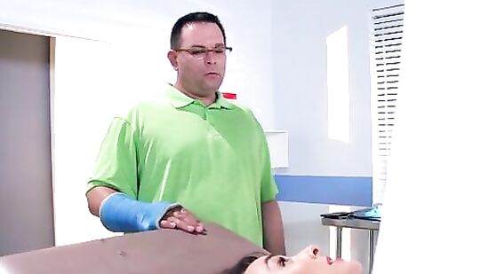 Опытный врач обследует женщину в возрасте в своем кабинете