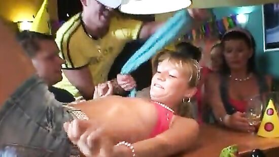 Завязали глаза для того чтобы предоставить особый подарок