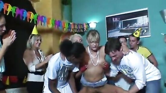 Завязали глаза для того чтобы предоставить особый подарок