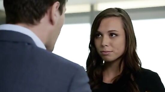 Сочно лижет анус любимой на кухонном столе