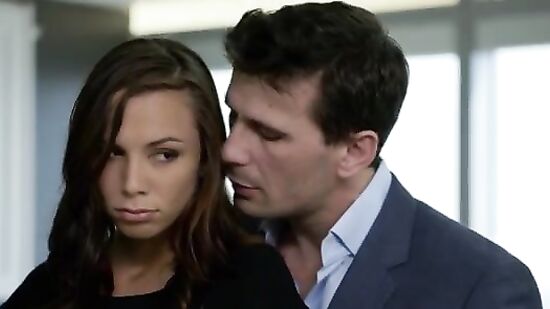 Сочно лижет анус любимой на кухонном столе