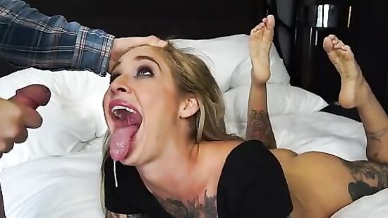 Завафлил все лицо любовницы в одном из номеров отеля