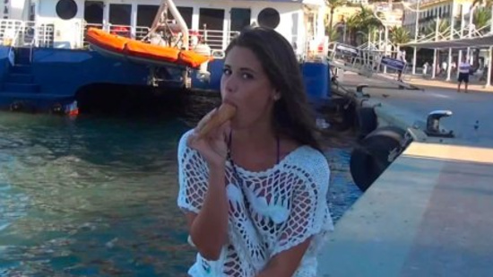 Милаха облизывает мороженое пока её снимает на камеру парень