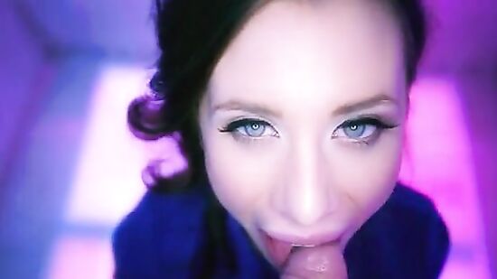 Брюнетка облизывает и обсасывает хер своим сладким ротиком