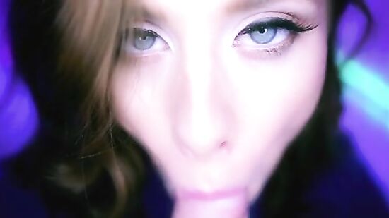 Брюнетка облизывает и обсасывает хер своим сладким ротиком