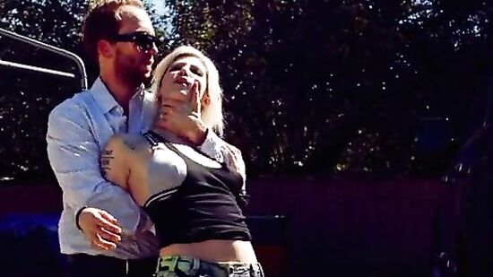 Брутал просто разрывает трусики на девке вовремя жесткого секса