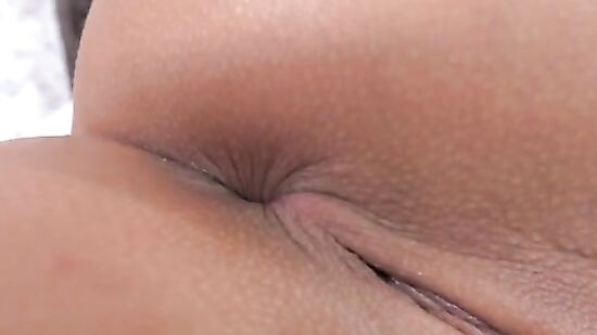 Сучка засунула пальчик в свою красивую попку