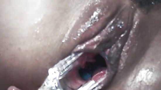 Грабитель не снимая трусиков имеет малышку в ванной