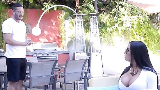 Огромные сиськи моментально поразили опытного самца