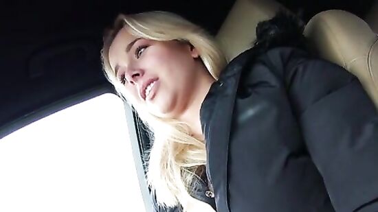 Довольная телка быстро снимает лифчик ради секса в BMW