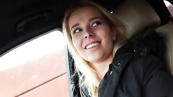 Довольная телка быстро снимает лифчик ради секса в BMW