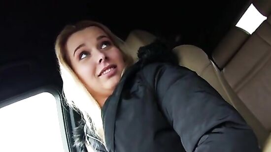 Довольная телка быстро снимает лифчик ради секса в BMW