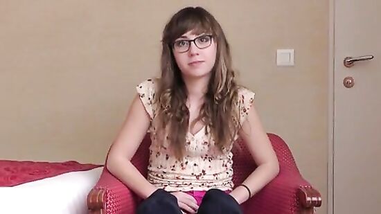 Скромная девушка мило улыбается на порно кастинге