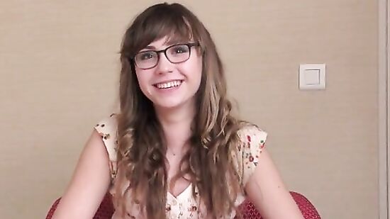 Скромная девушка мило улыбается на порно кастинге