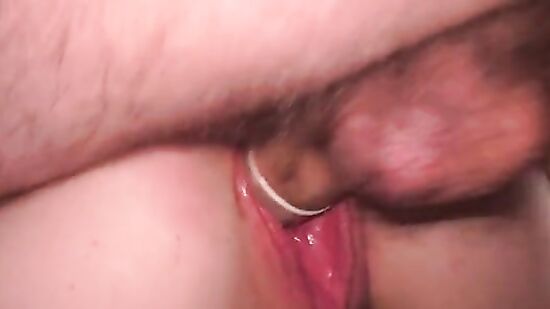 Скромная девушка мило улыбается на порно кастинге