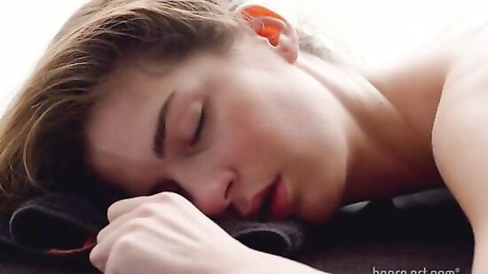 Опытная массажистка вкурсе как сделать девушке приятно