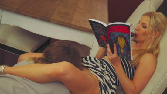 Светская дама предпочитает оргазм от кунилингуса с услужливыми официантами