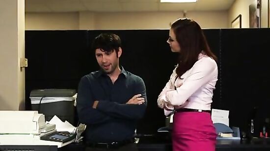 Начальница пригласила к себе в кабинет, показала сиськи и аккуратную киску