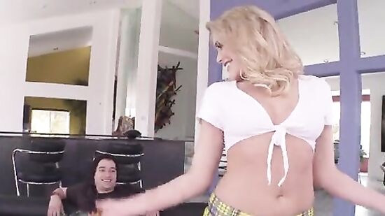 Девушка в белых трусиках раздвинула ноги перед возбужденным членом