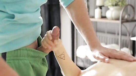 Пикапер развел девушку на эротический массаж и трахнул