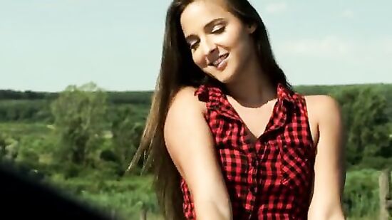 Стройная брюнетка трахается со своим другом на природе около автомобиля