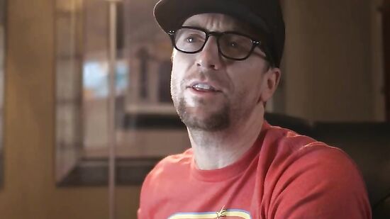 Бетмен прилетел на секс к супер блондинке