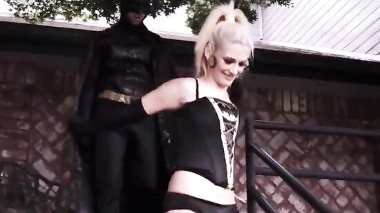 Бетмен прилетел на секс к супер блондинке