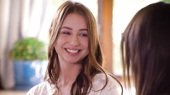 Небритая няшка раздвигает ножки и дает в жопу