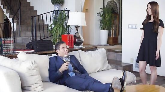 Небритая няшка раздвигает ножки и дает в жопу