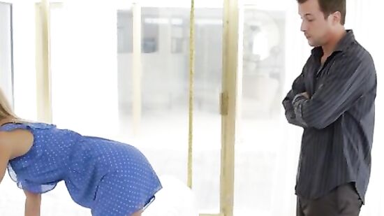 Опытный любовник эротично лижет анус блондинке