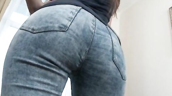 Брюнетка разрешила любовнику разработать свой тугой анус