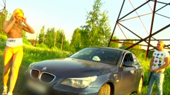 Страстный секс на природе со стройной блондинкой