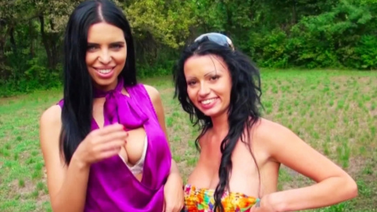 Развратные брюнетки смачно трахаются с пикапером на природе