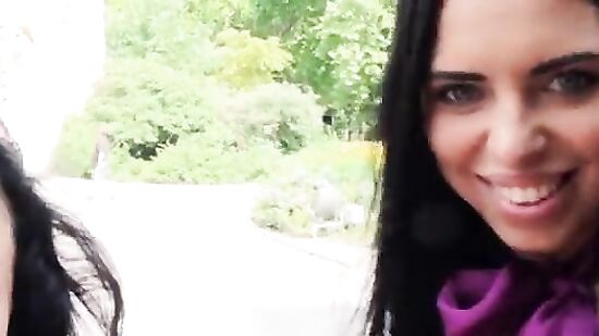 Развратные брюнетки смачно трахаются с пикапером на природе