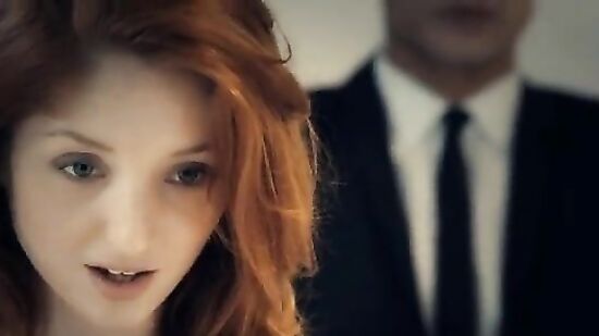 Стройная телка в эротичном нижнем белье красиво трахается с другом