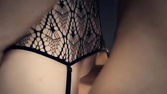 Стройная телка в эротичном нижнем белье красиво трахается с другом