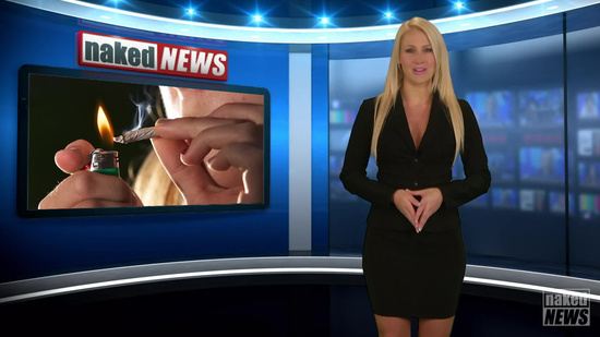 Блондинка-телеведущая оголила свою стройную фигуру