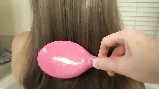 Красивая жена эротично позирует голой в ванной