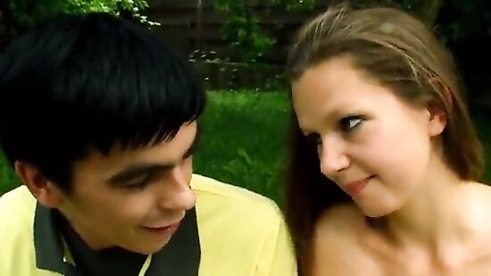 Студентка дала себя оттрахать прямо в кустах на природе