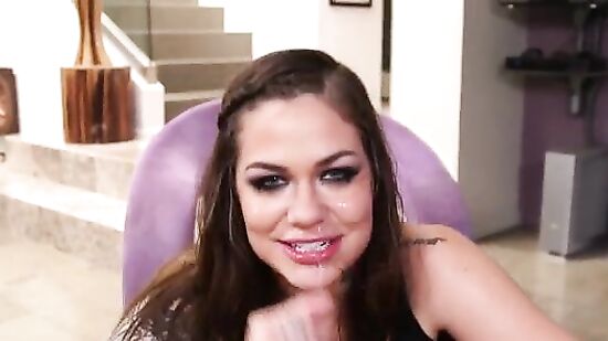 Опытная деваха сделала клиенту качественный глубокий минет