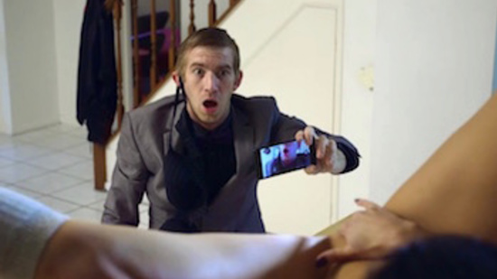 Денни с телефоном в руках пробрался в дом Aletta Ocean