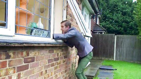 Денни с телефоном в руках пробрался в дом Aletta Ocean