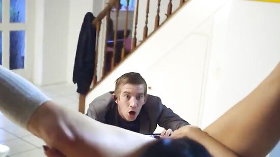 Денни с телефоном в руках пробрался в дом Aletta Ocean