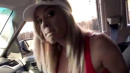 Зрелая женщина трахнула парня своей соседки на заднем сидении автомобиля