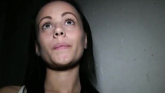 Симпатичная брюнетка отсосала за деньги и дала на подземной парковке в пизду