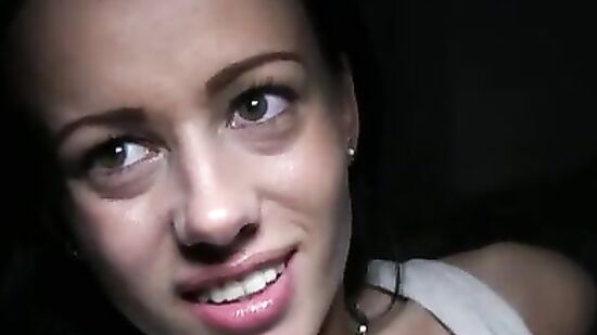 Симпатичная брюнетка отсосала за деньги и дала на подземной парковке в пизду