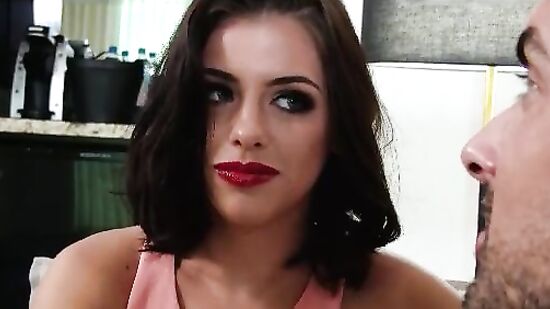 Сексуальный мужчина ебет дорогую проститутку в шикарном номере отеля